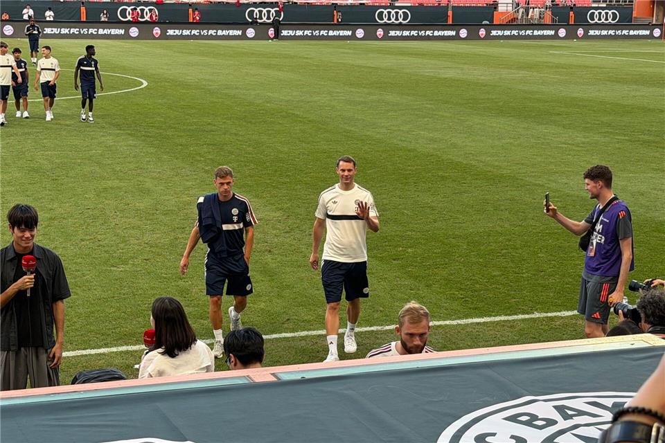 Manuel Neuer (r) nahm sich eine Pause.Christian Kunz/dpa