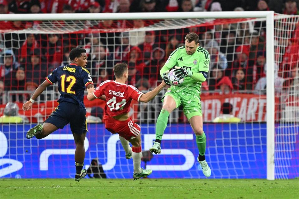 Manuel Neuer (r) überließ Kane den Abstoß, der fast zum Tor geführt hätte.Peter Kneffel/dpa