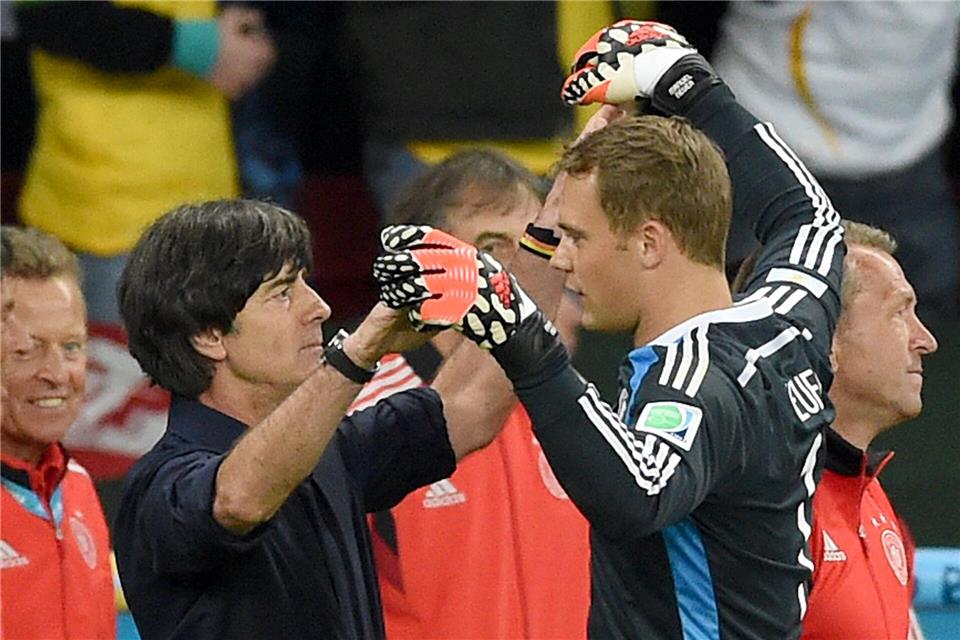 Manuel Neuer (r) war in der Amtszeit von Bundestrainer Joachim Löw immer die Nummer eins im Tor. (Archivbild)picture alliance / dpa