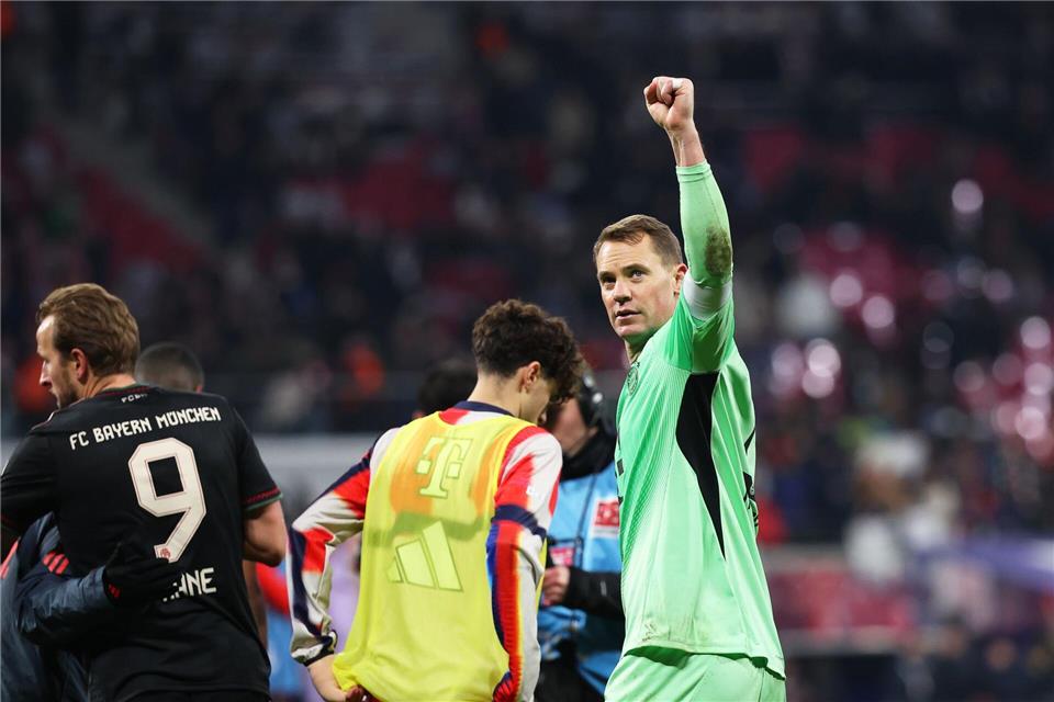 Manuel Neuer (r) zeigt aktuell starke Leistungen bei den Bayern, schloss eine DFB-Rückkehr bisher stets aus.Jan Woitas/dpa