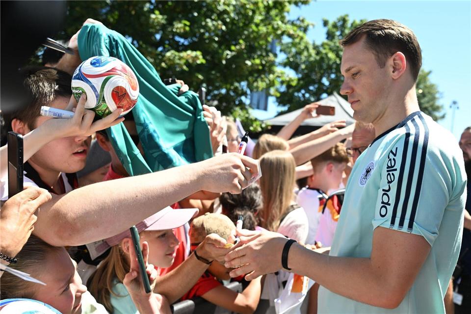 Manuel Neuer schreibt Autogramme für die DFB-Fans. Federico Gambarini/dpa