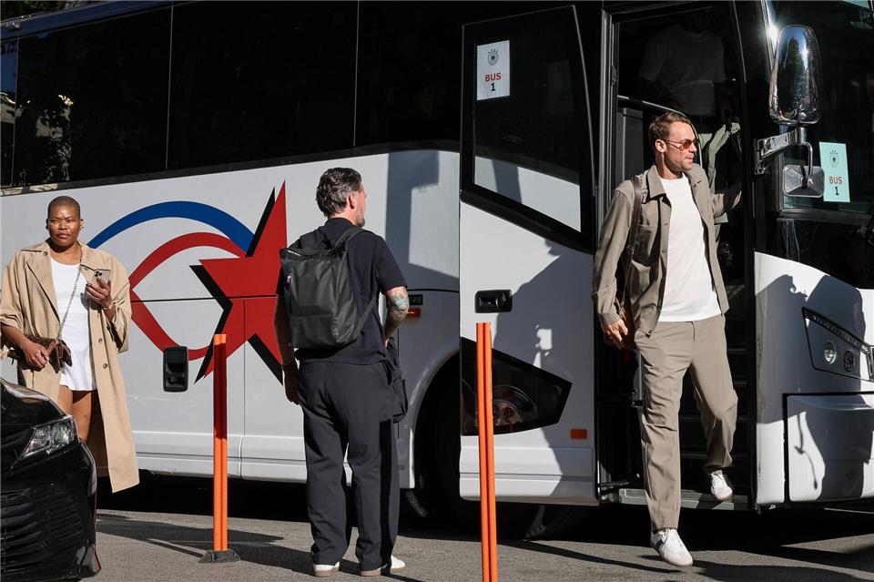 Manuel Neuer steigt aus dem DFB-Bus in Chicago. Christian Charisius/dpa