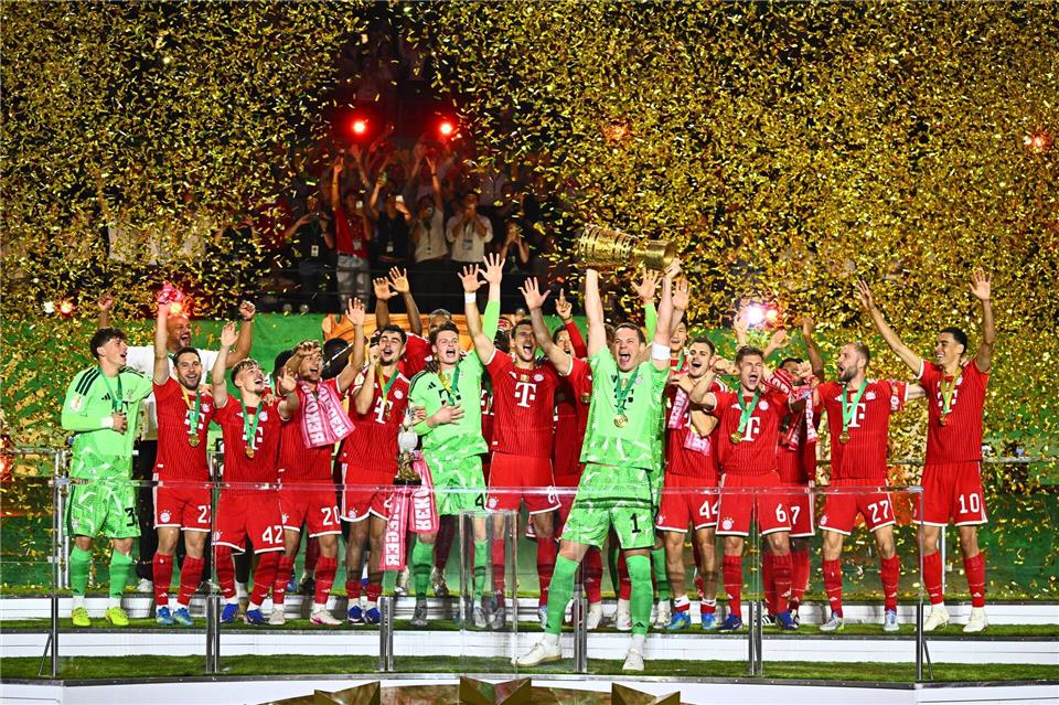 Manuel Neuer stemmt den DFB-Pokal in die Höhe. Tom Weller/dpa