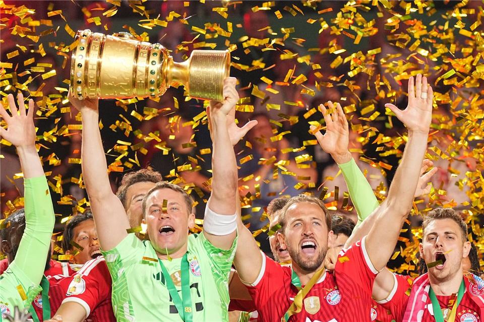 Manuel Neuer und Harry Kane jubeln nach dem Sieg im DFB-Pokalfinale gegen Stuttgart.Michael Kappeler/dpa