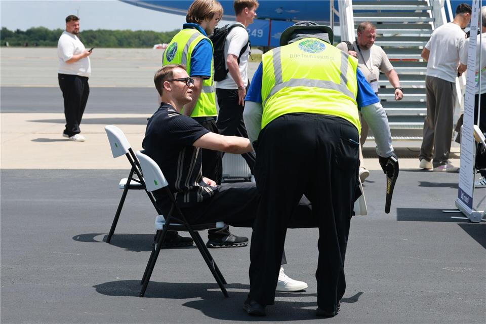 Manuel Neuer wird vor dem Abflug nach Houston kontrolliert. Jan Woitas/dpa