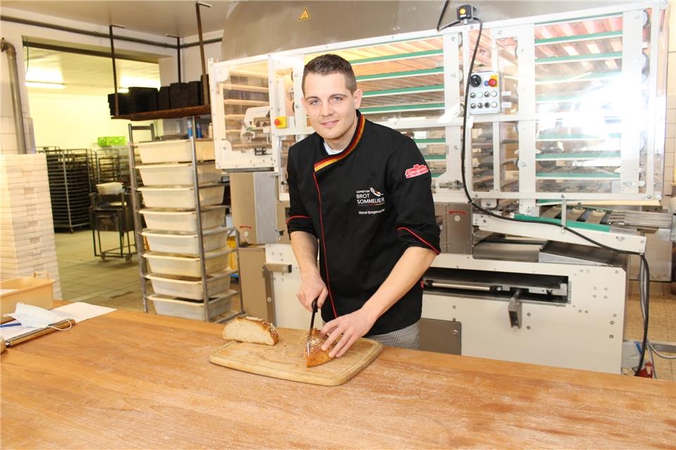Manuel Spangemacher prüft ein Brot: Es muss sich auch gut schneiden lassen.