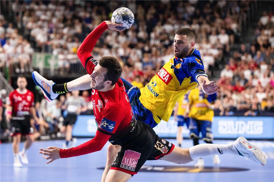 Manuel Strlek (l) wechselt zu den Füchsen Berlin in die Handball-Bundesliga.Marius Becker/dpa
