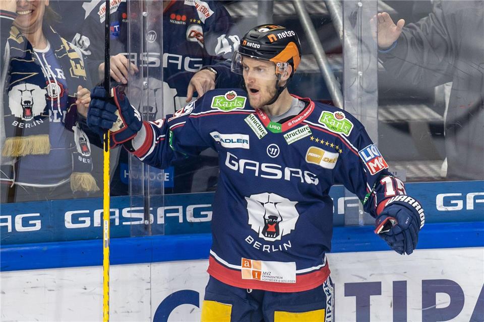Manuel Wiederer traf beim Sieg der Eisbären Berlin gegen die Kölner Haie in Unterzahl zum 2:0.Andreas Gora/dpa