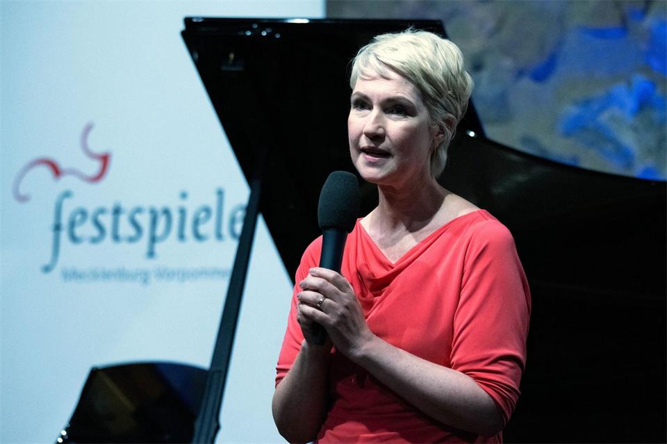 Manuela Schwesig (SPD), Ministerpräsidentin von Mecklenburg-Vorpommern, spricht bei der offiziellen Eröffnung des Konzerts der Festspiele MV in der Festspielscheune von Ulrichshusen.Stefan Sauer/dpa