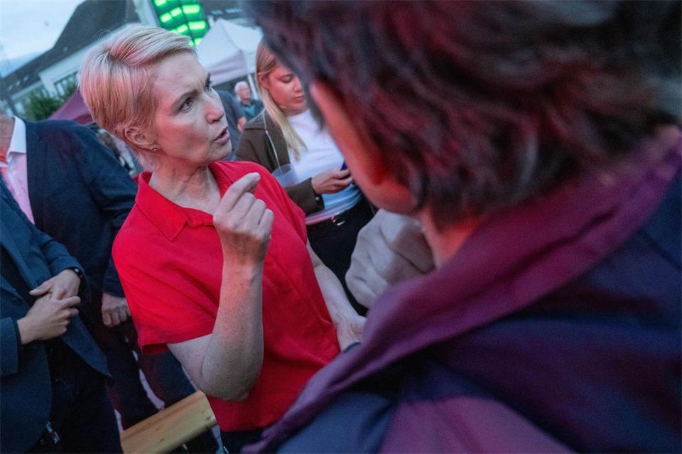 Manuela Schwesig spricht mit Bürgern bei einer Wahlkampfveranstaltung der SPD in Neubrandenburg. Stefan Sauer/dpa