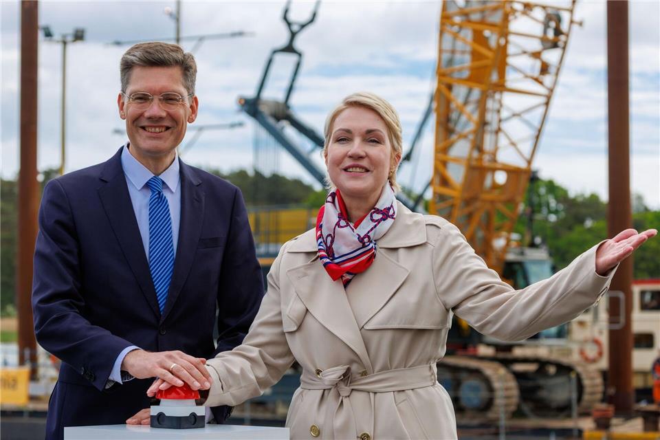 Manuela Schwesig und Christian Hirte starten mit einem symbolischen Knopfdruck beim Baustart der Peenestrombrücke die Arbeiten. Jens Büttner/dpa