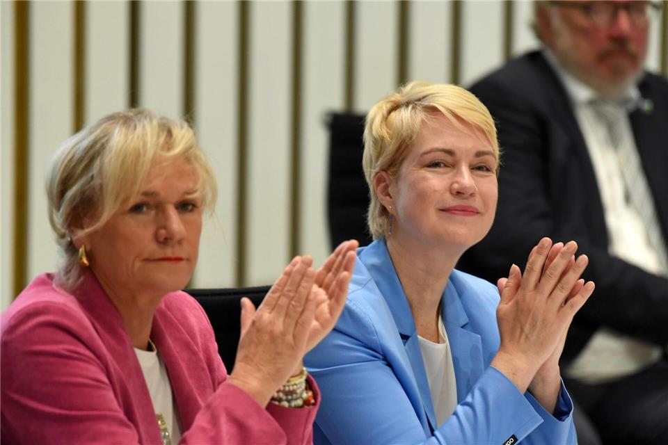 Manuela Schwesig und Simone Oldenburg (l) loben ihre vierjährige Koalition. (Archivbild)Frank Hormann/dpa
