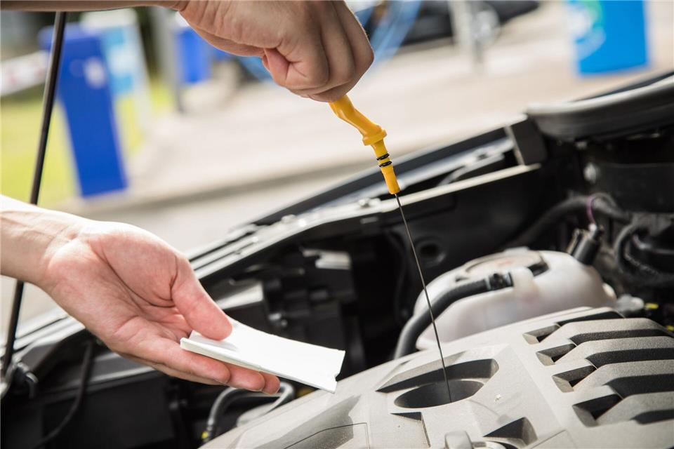Manuelle Kontrolle bleibt wichtig: Auch bei modernen Autos mit elektronischer Anzeige empfiehlt sich der traditionelle Check mit dem Ölmessstab.Christin Klose/dpa-tmn