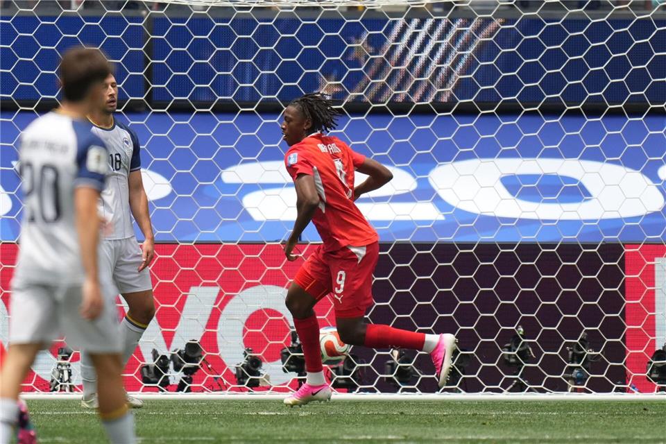 Manzambi erlöste die Schweiz mit dem 1:0 und traf dann auch noch zum 3:0.Andre Penner/AP/dpa