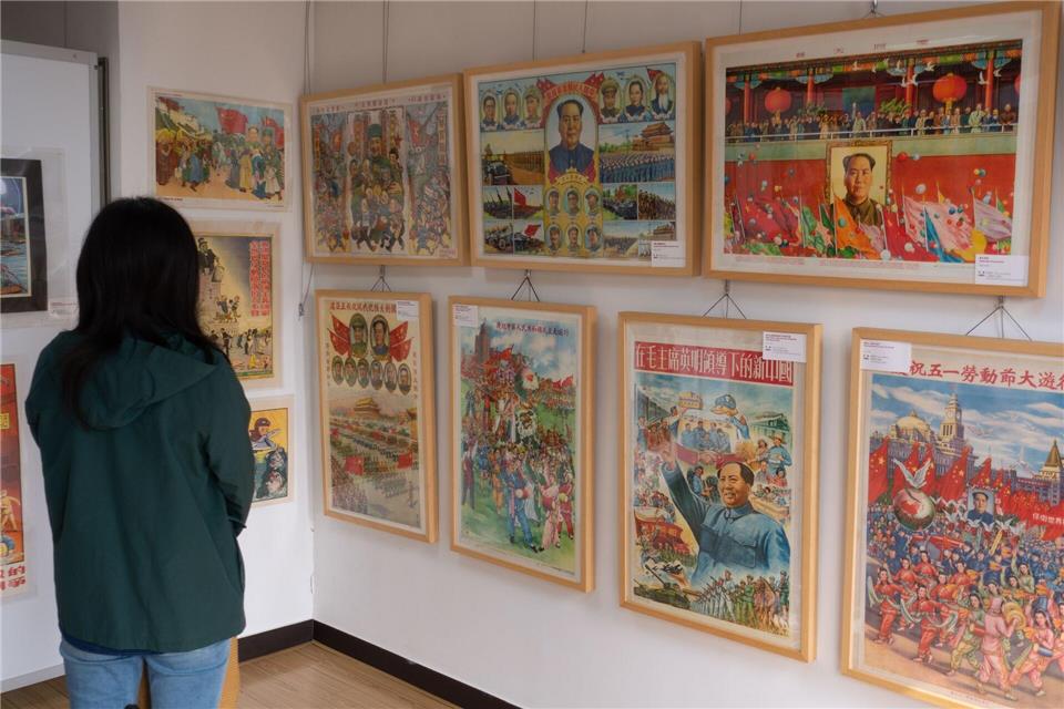 Mao in heroischen Posen an der Wand: Shanghai Propaganda Poster Art Centre.Andreas Drouve/dpa-tmn