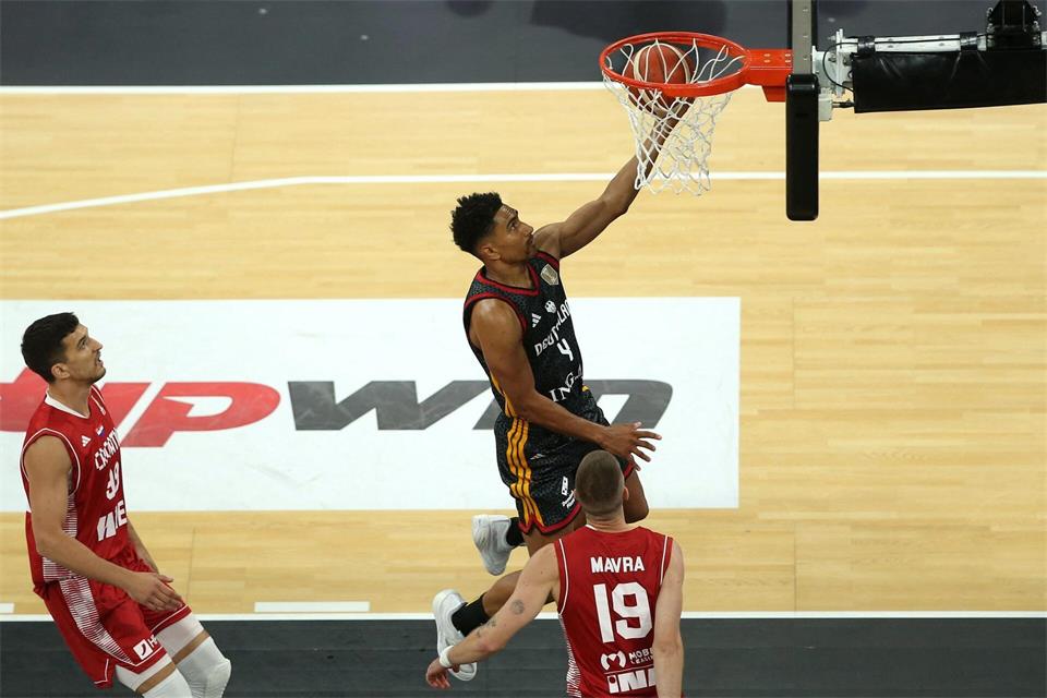 Maodo Lo (M) sorgte bei Deutschlands Basketballern immer wieder für Schwung.Matthias Stickel/dpa