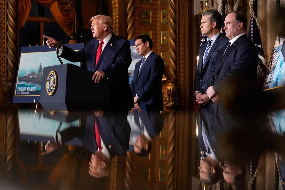 Mar-a-Lago: Trump, Rubio & Co. präsentieren Pläne für den Bau von neuen Kampfschiffen.Alex Brandon/AP/dpa