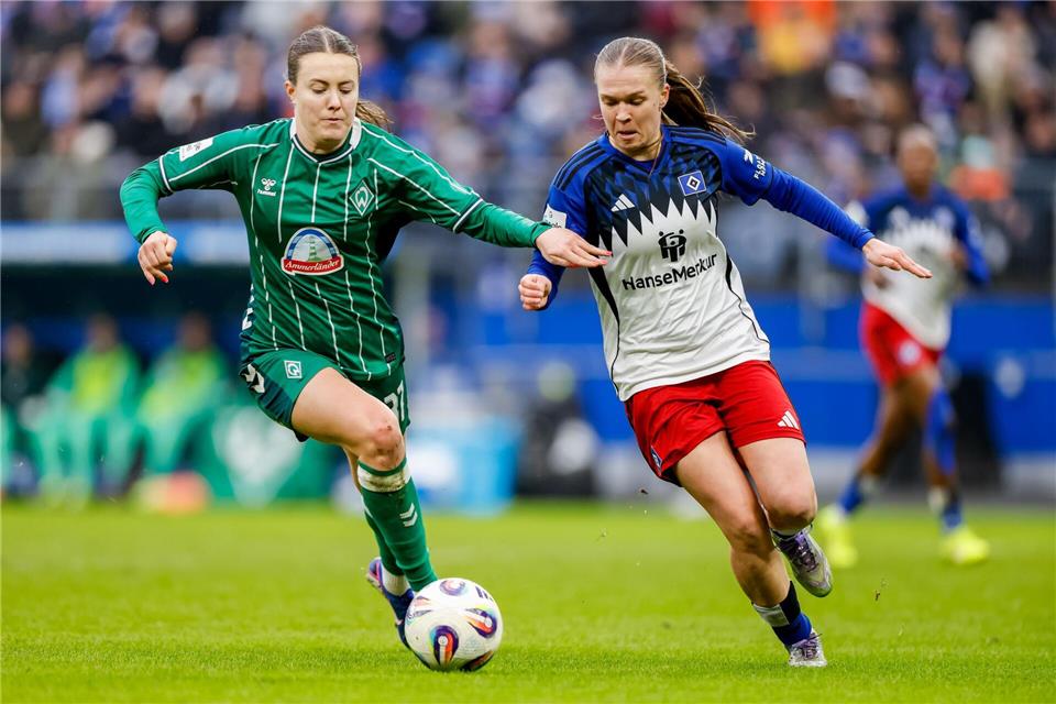 Mara Alber (links) wechselt auf Leihbasis zu den VfL-Frauen.Philipp Szyza/dpa