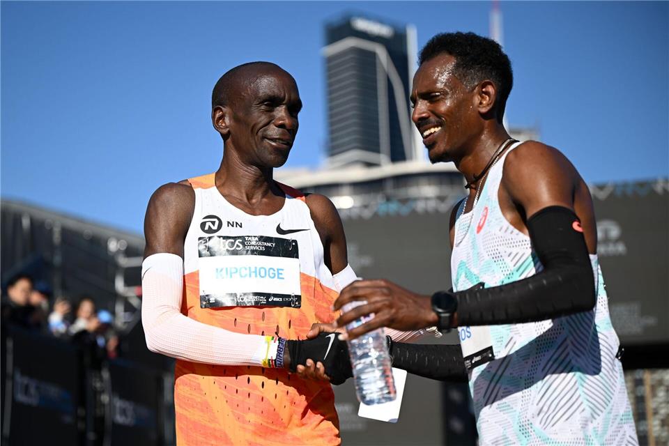 Marathon-Star Eliud Kipchoge (l) war in Sydney ohne Chance gegen Sieger Hailemaryam Kiros.Bianca De Marchi/AAP/dpa