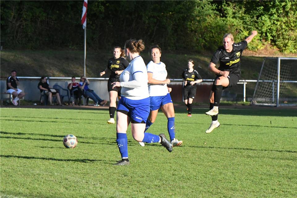 Marbecks Jennifer Becker (rechts) versuchte es immer wieder aus der Distanz, beim Gastspiel beim Bezirksliga-Konkurrenten Eintracht Grumme einen Treffer zu erzielen. Marbecks Offensivkraft Joline Frohne (links) spekuliert hier bereits auf einen möglichen Abpraller.