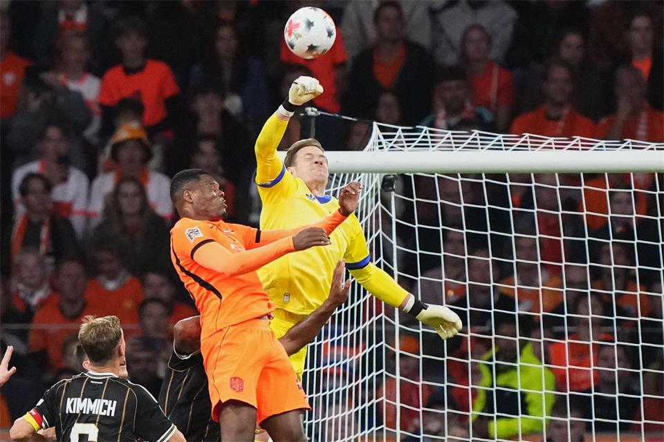 Marc-André ter Stegen hatte bei seinem Comeback richtig viel zu tun. Martin Meissner/AP/dpa