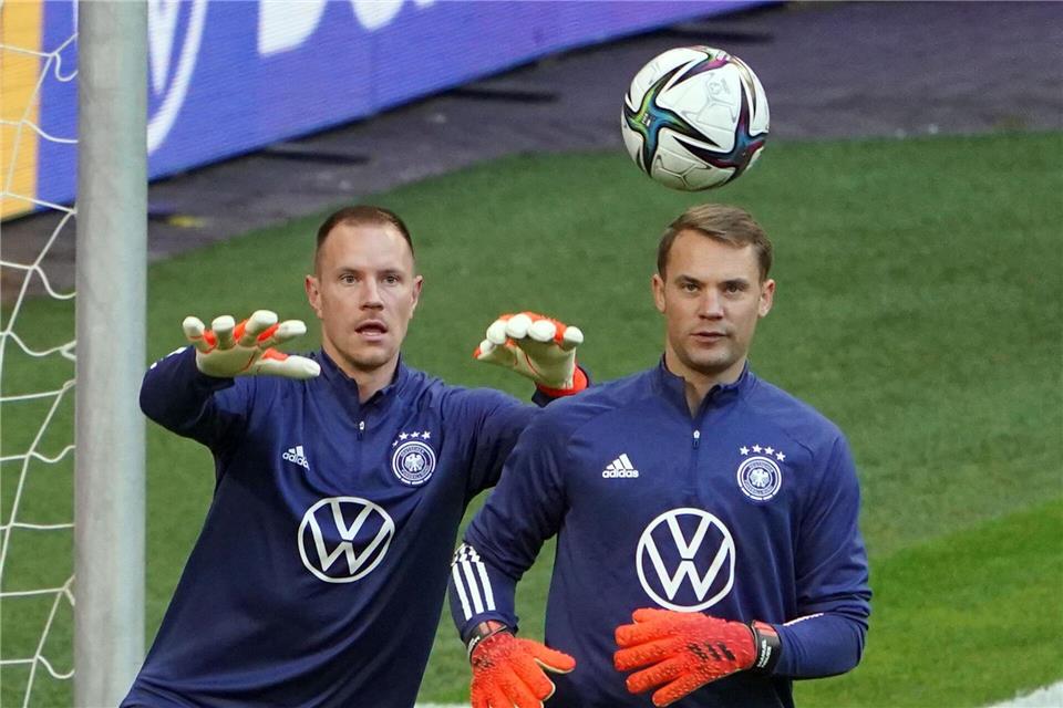 Marc-André ter Stegen (l) stand immer im Schatten von Manuel Neuer. (Archivbild)Marcus Brandt/dpa