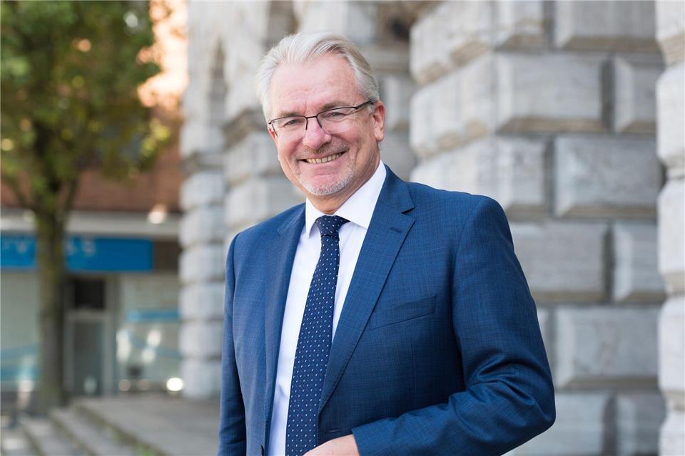 Mülheim zählt nach Stichwahl-Panne Stimmen neu aus Marc Buchholz hatte wohl schon zur Stichwahl mit einer klaren Entscheidung gerechnet: Er befindet sich in einem lang geplanten Urlaub und wird der Neuauszählung nicht beiwohnen.Helena Grebe/Stadt Mülheim an der Ruhr/dpa