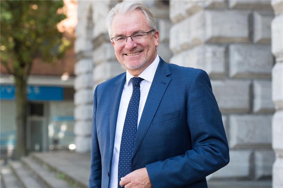 Marc Buchholz wähnte sich am Stichwahlabend zunächst als Verlierer, darf aber nach einer Wahlpanne hoffen. Zunächst wird aber neu ausgezählt. Helena Grebe/Stadt Mülheim an der Ruhr/dpa