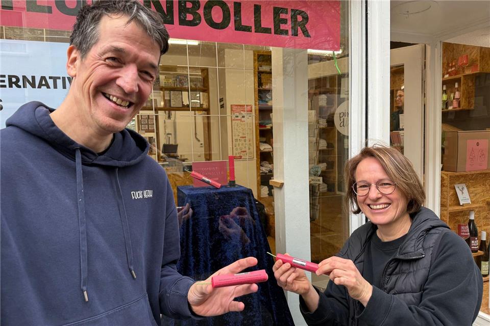 Marc Distel (links) hatte die Idee, gemeinsam mit dem Team um Beate Rothmaler von der Wachsmanufaktur ist er entstanden: der Zeitlupenbölller. Christian Schultz/dpa