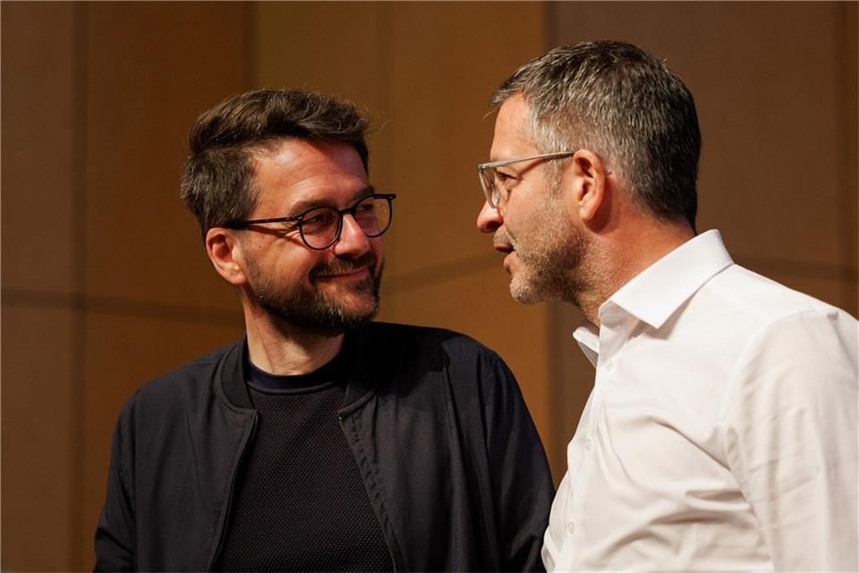 Marc Herter (r), Interimsvorsitzender, spricht mit Ex-Landesparteichef Thomas Kutschaty.