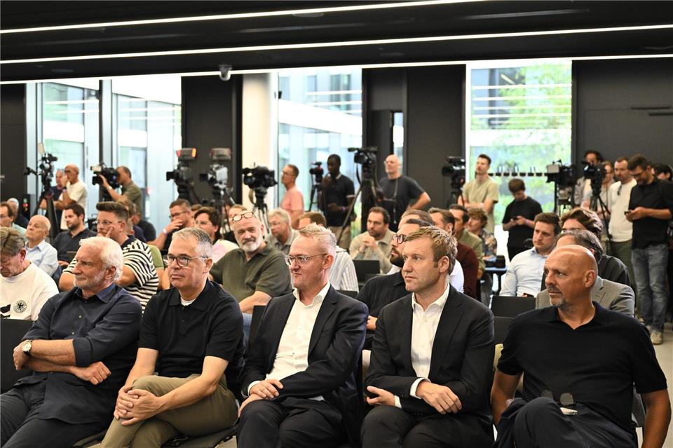 Marc Kosicke (r) saß bei Jürgen Klopps Vorstellung ganz vorne.Florian Wiegand/dpa
