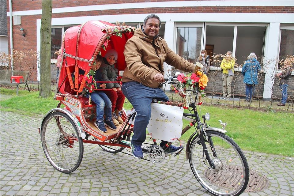 Marc Sushil Kumar Niklas dreht auf einer Orginal-Rikscha aus Indien seine Runden durch Raesfeld.