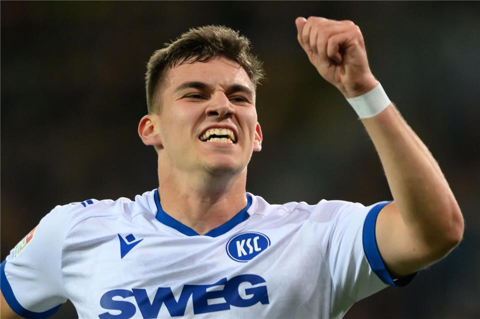 Marcel Beifus (Karlsruher SC) jubelt nach seinem Tor zum 1:1. Es war der erste KSC-Auswärtstreffer in dieser Saison. Robert Michael/dpa