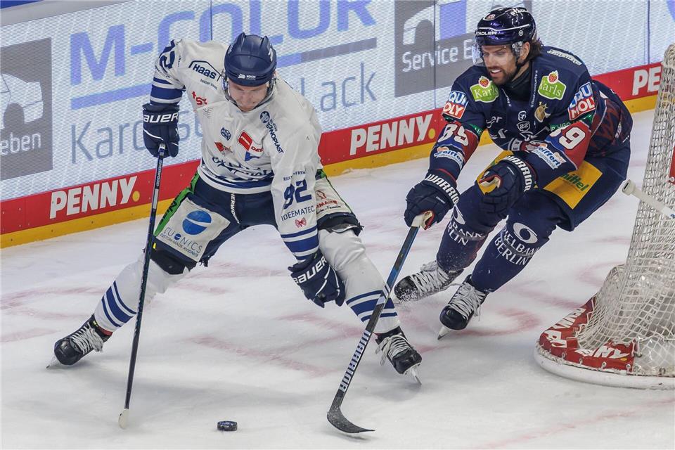 Marcel Brandt (l.) trägt auch künftig das Trikot der Straubing Tigers. (Archivbild)Andreas Gora/dpa