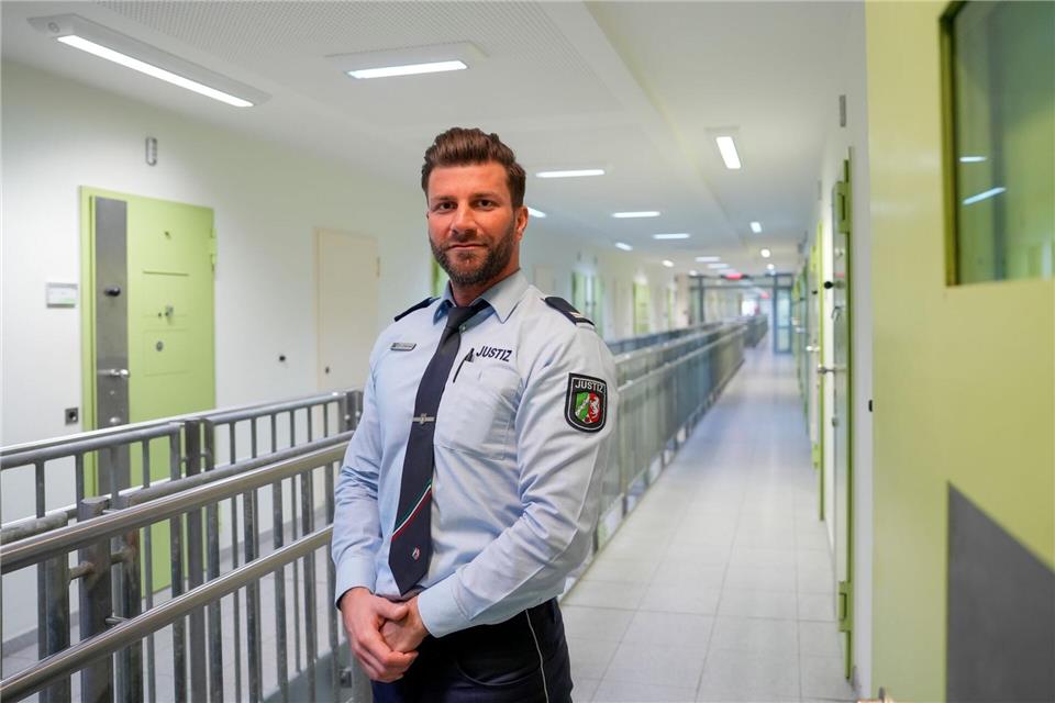 Marcel El-Damen arbeitet in der JVA Düsseldorf als Beamter im Justizvollzug. Über einen Freund wurde er auf den Beruf aufmerksam. Kirsten Neumann/dpa-tmn