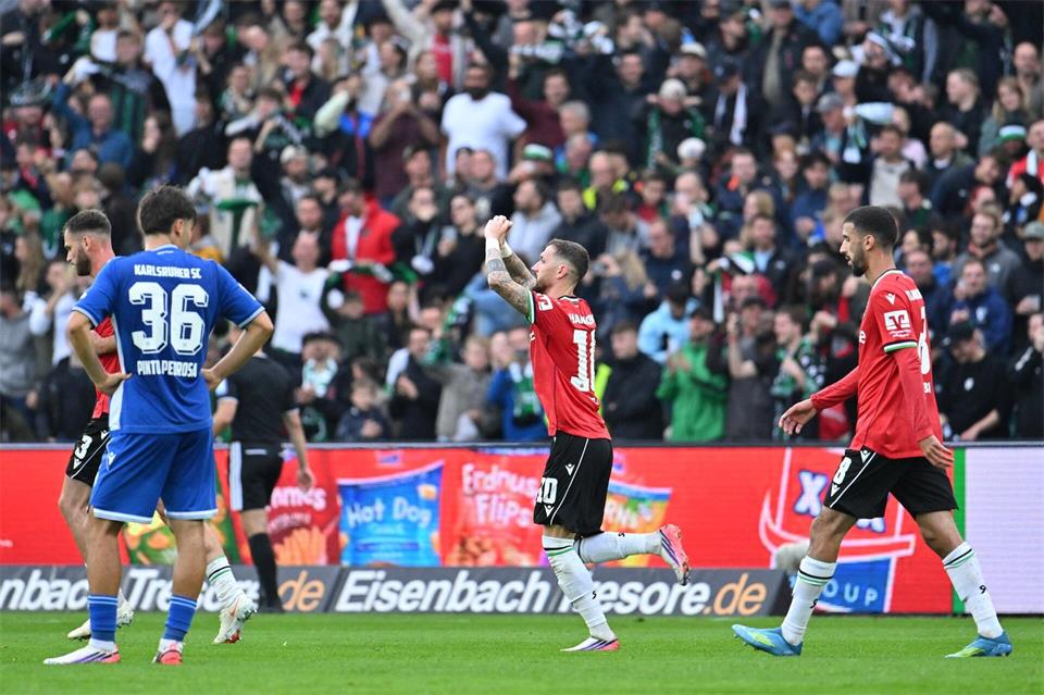 Marcel Hartel von Hannover 96 jubelt über sein Tor gegen den Karlsruher SC. Swen Pförtner/dpa