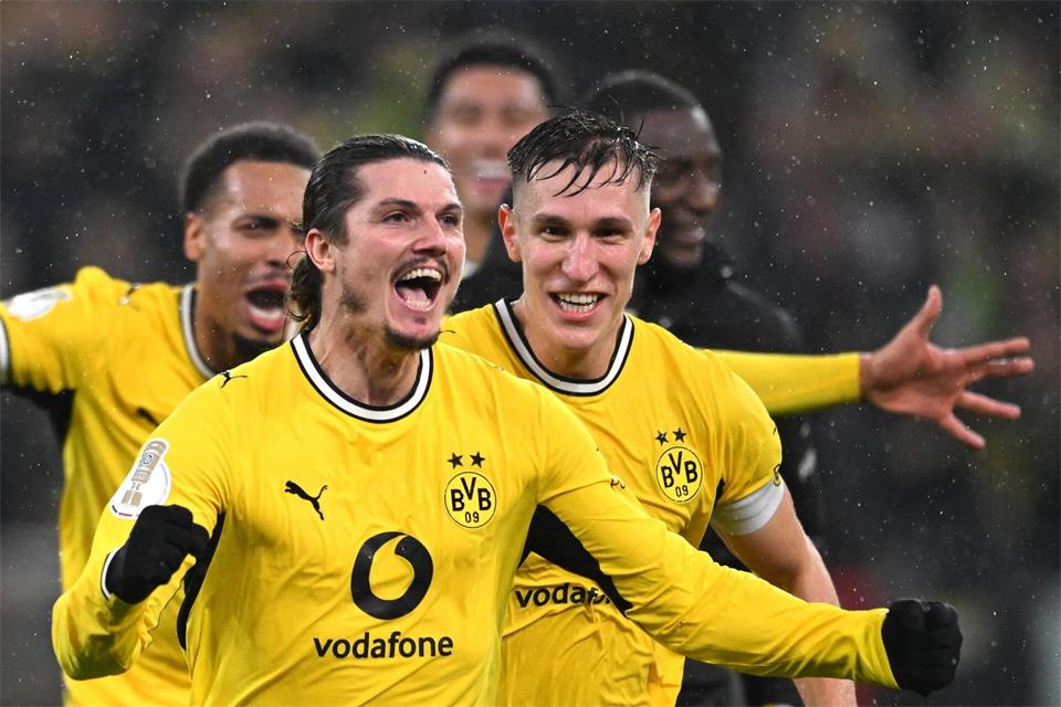 Marcel Sabitzer (l) schoss Borussia Dortmund per direkt verwandeltem Freistoß zum Sieg, Nico Schlotterbeck gab ihm zuvor einen anderen Ratschlag.Fabian Strauch/dpa