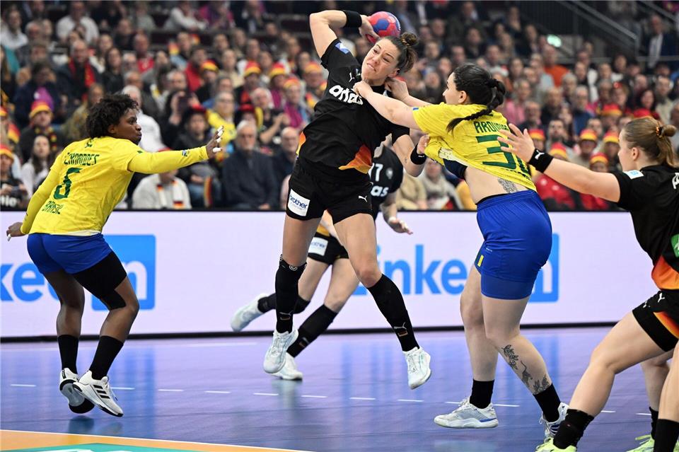 Marcela Santos Arounian (Brasilien/r. ) wechselt zum Thüringer HC. (Archivbild)Federico Gambarini/dpa