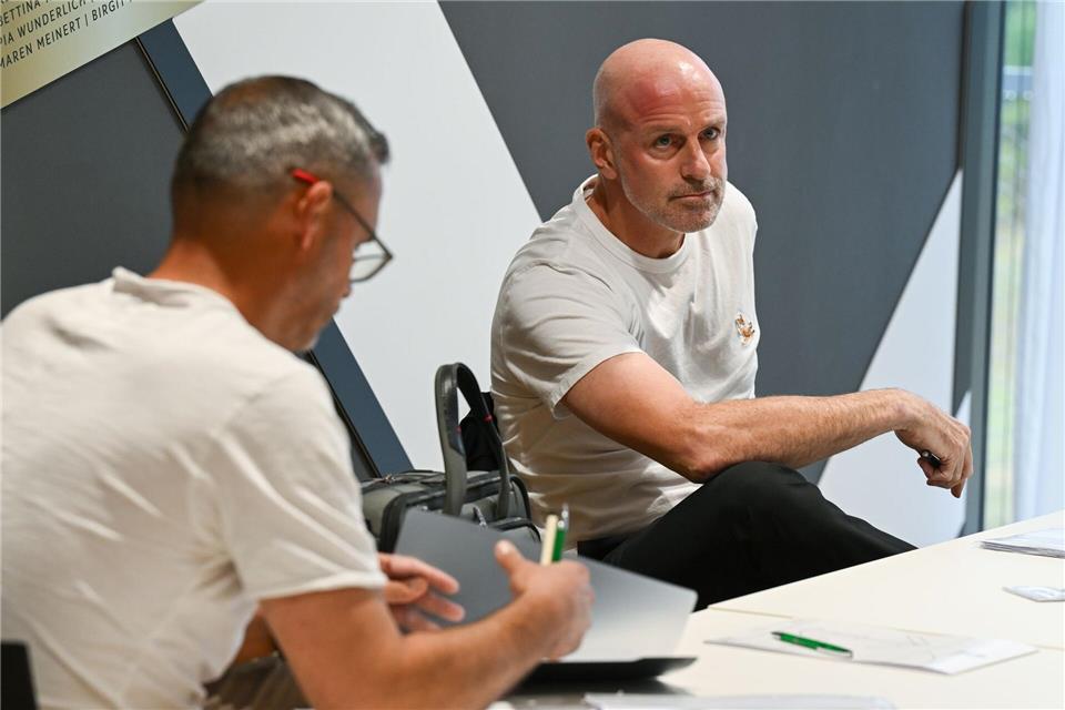 Marco Antwerpen und Frank Döpper dürfen vorerst nicht als Fußball-Trainer arbeiten.Arne Dedert/dpa