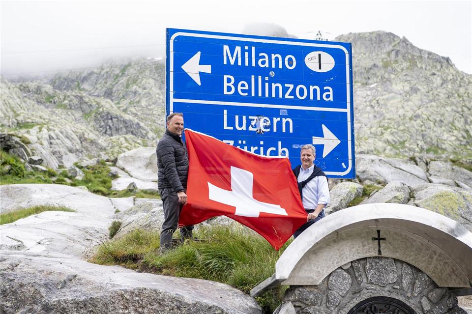 Marco Chiesa (r) und die Schweizerische Volkspartei (SVP), wollen Anwohner der Bergkantone schützen. (Archivbild)Urs Flueeler/KEYSTONE/dpa