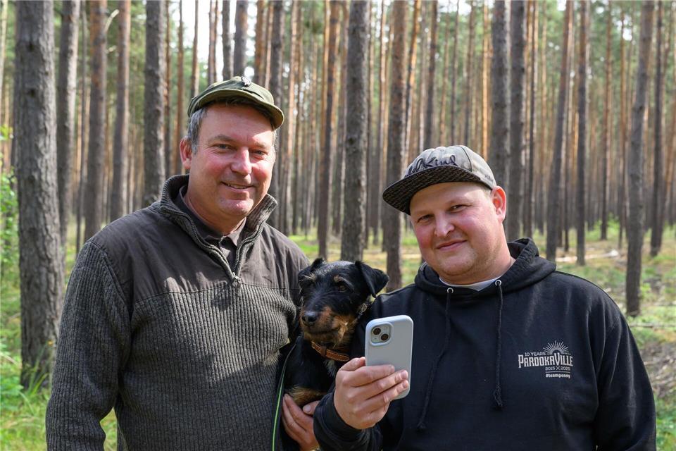 Marco Grundmann (l.) lässt sich von Jens Jäger schildern, wie er die Beobachtung eines Elchs an der Autobahn am Deieck Spreeau erlebt hat. Patrick Pleul/dpa