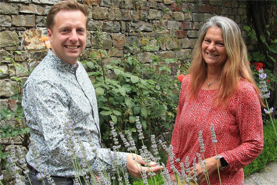 Marco Hecher, Burgherr von Burg Rheinstein, und Nicole Schuh, Projektleiterin beim Zweckverband Oberes Mittelrheintal in St. Goarshausen.Bernd F. Meier/dpa-tmn
