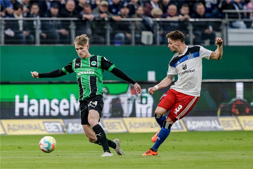 Marco John (l) wechselt ablösefrei zur SpVgg Greuther Fürth. Dorthin war er bereits einmal ausgeliehen.Axel Heimken/dpa
