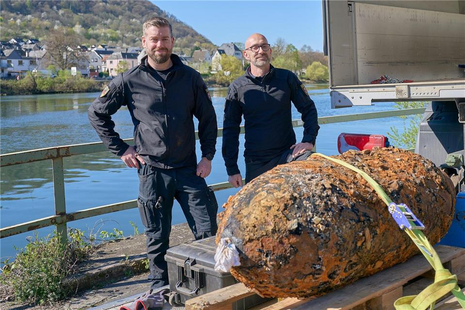 Marco Ofenstein (r) und Sascha Hummrich vom Kampfmittelräumdienst (KMRD) haben die Bombe gemeinsam entschärft. Sascha Ditscher/dpa