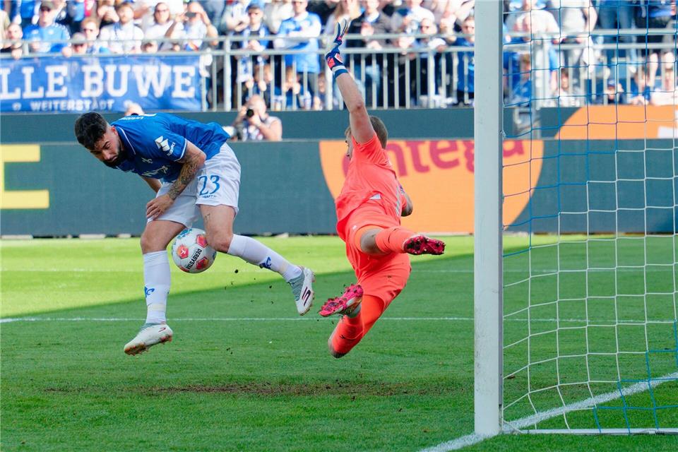 Marco Richter (l) verpasst in dieser Szene die Führung für Darmstadt.Uwe Anspach/dpa
