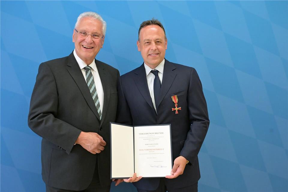 Marco Sturm freut sich über seine Auszeichnung.Malin Wunderlich/dpa