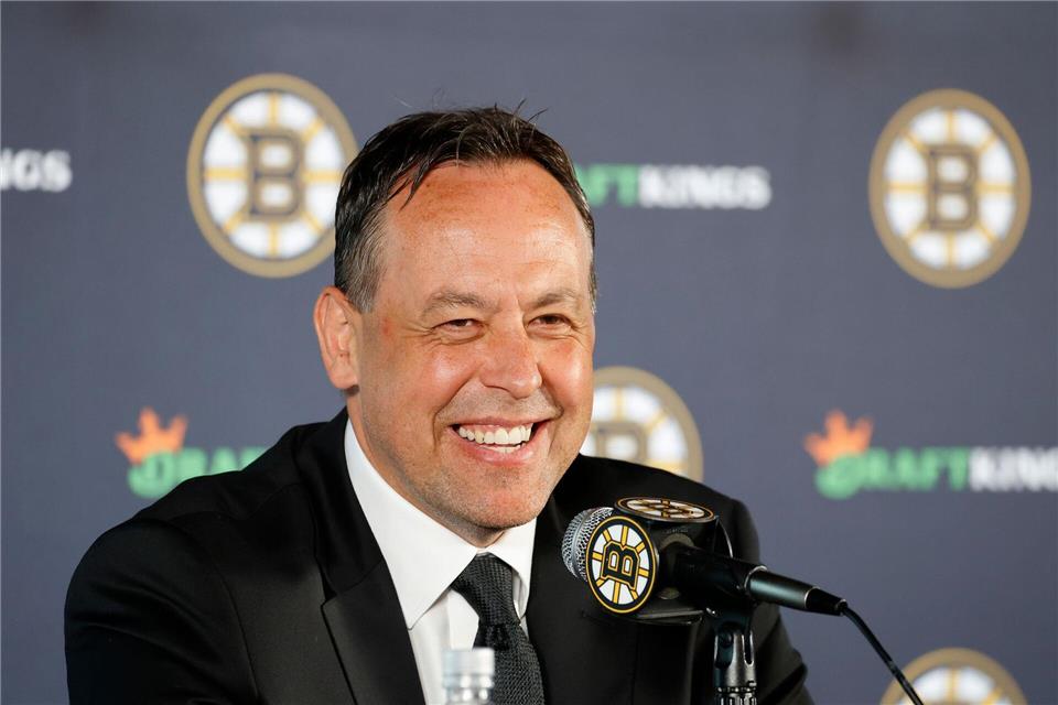 Marco Sturm hat derzeit gut lachen als Cheftrainer der Boston Bruins.Mary Schwalm/AP/dpa