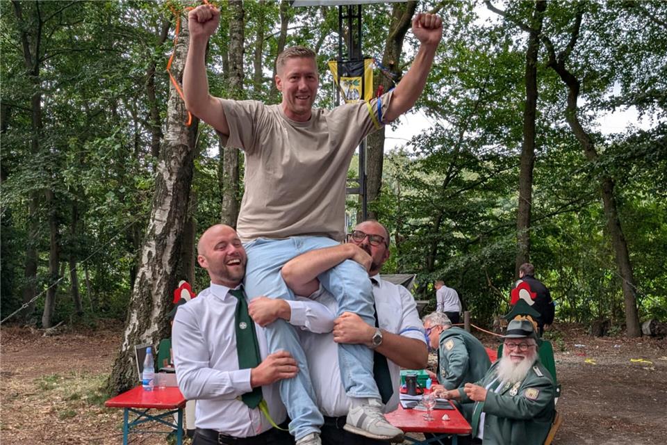 Marco Suttrup jubelt nach seinem Königsschuss.