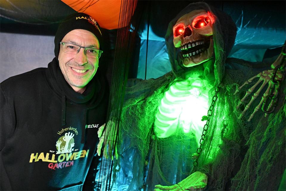Marcus Bäcker steckt mit seiner Familie und anderen Unterstützern jährlich viel Aufwand in die Gestaltung des Halloween-Gartens.Martin Schutt/dpa