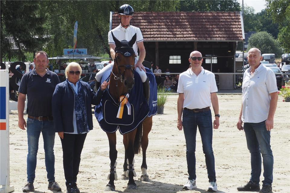 Marcus Ehning (Mitte) gewann mit Baloubets Rose Dree Böken das S-Springen in Gescher.